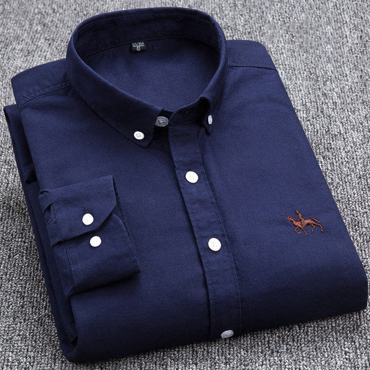Dunkelblaues Herrenhemd, Baumwolle, Button-Down-Kragen, besticktes Logo, elegantes Design.