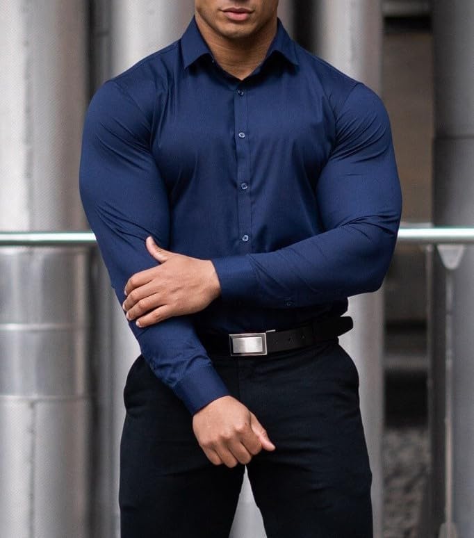 Mann in dunkelblauem, figurbetontem Hemd, schwarze Hose, eleganter Look, Mode für Herren