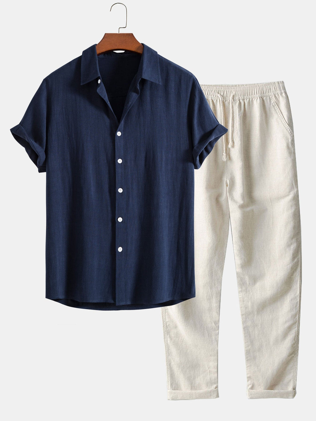Dunkelblaues Herrenhemd und beige Leinenhose, Sommermode, lässig, atmungsaktiv.