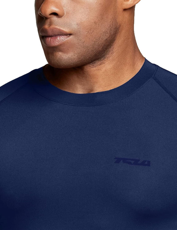 Mann in dunkelblauem Sportshirt, atmungsaktiv, kurzärmelig, ideal für Fitness und Training.
