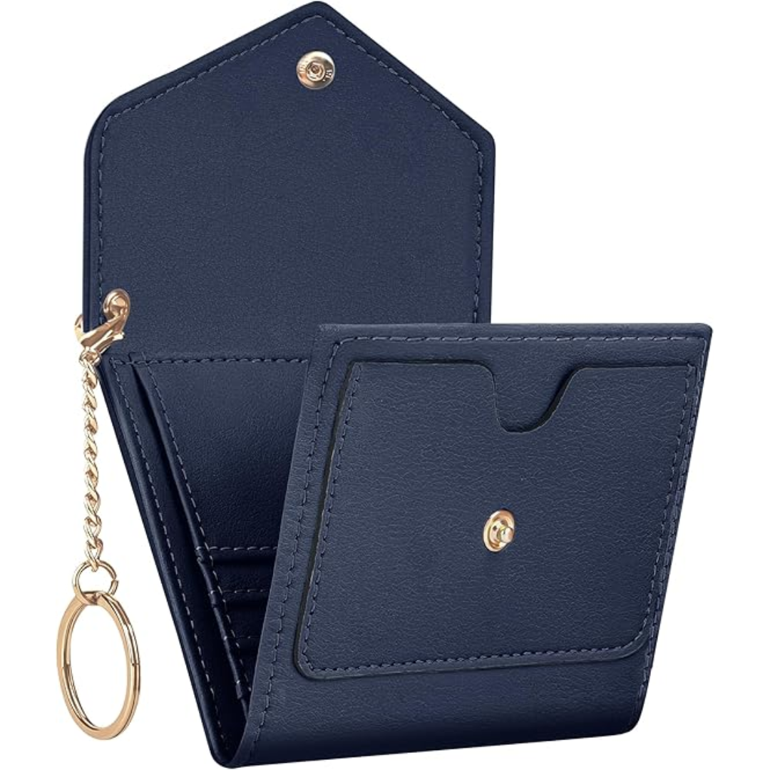 Dunkelblaues Leder-Schlüsselanhänger-Etui mit goldener Kette und Druckknopfverschluss.