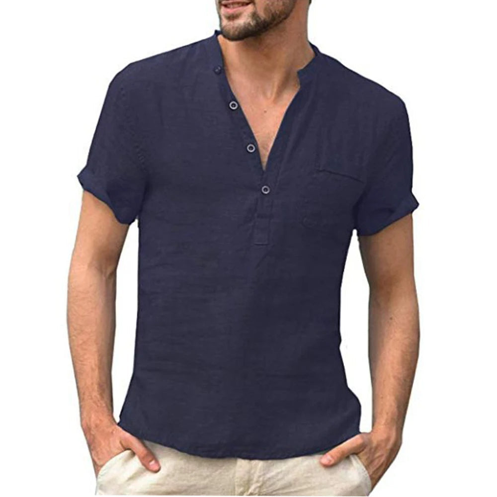 Mann in dunkelblauem Leinenhemd mit Stehkragen und kurzen Ärmeln, lässiger Sommerlook.