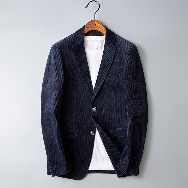 Dunkelblaues Cord-Sakko für Herren, elegant, mit weißem T-Shirt, auf Holzbügel.