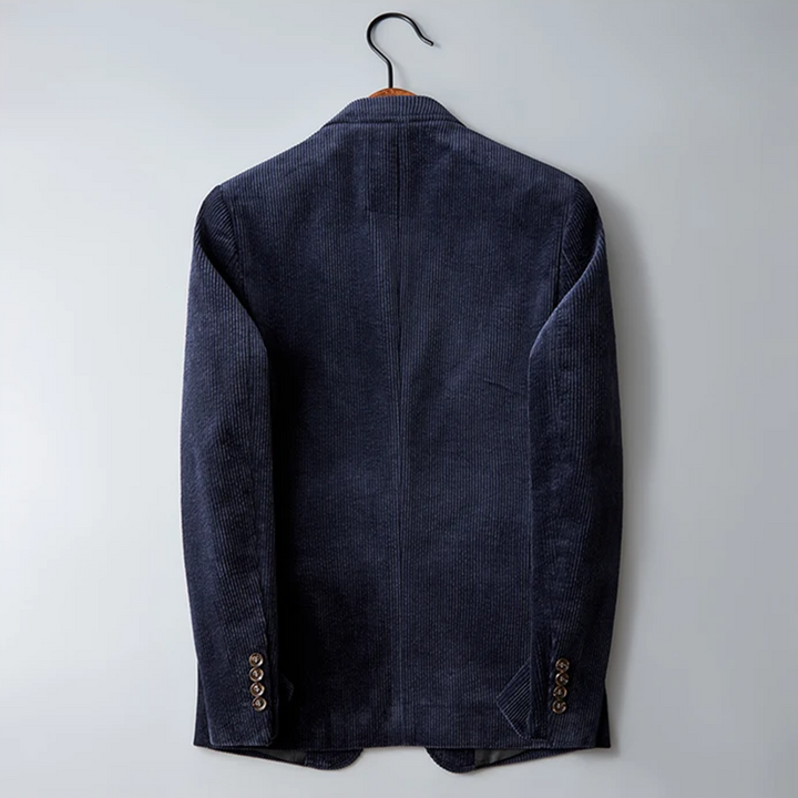 Dunkelblaues Cord-Sakko, Herrenmode, Rückansicht, eleganter Stil, hängend auf Holzkleiderbügel.