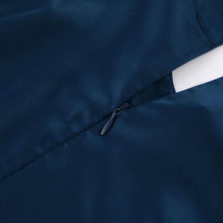 Dunkelblauer Reißverschluss auf Jacke, glattes Material, modisches Design, hochwertige Verarbeitung.
