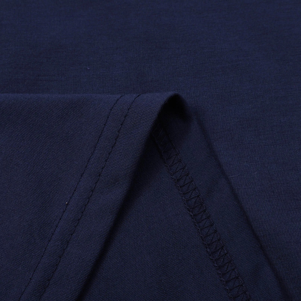 Dunkelblaues Baumwoll-T-Shirt, Nahaufnahme Stoffdetail, hochwertige Verarbeitung.