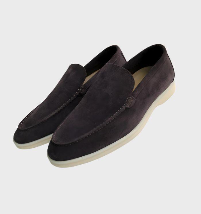 Dunkelbraune Wildleder-Slipper für Herren mit weißer Sohle, elegantes Design, bequem.