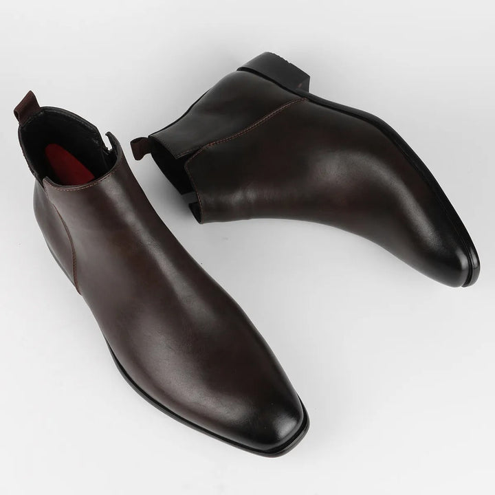 Dunkelbraune Chelsea-Stiefel aus Leder, elegante Herrenschuhe, modisch und hochwertig.