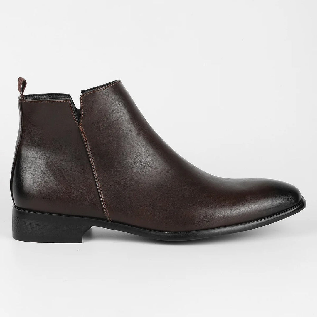 Dunkelbrauner Lederstiefel für Herren, elegantes Design, seitlicher Reißverschluss, flacher Absatz.