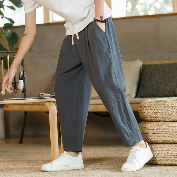 Dunkelgraue Herren-Leinenhose, lässig, bequem, mit Taschen, ideal für Freizeitkleidung.