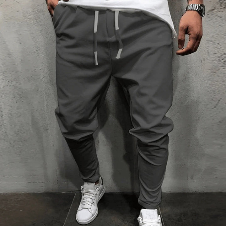 Dunkelgraue Jogginghose Herren, bequem, sportlich, mit Kordelzug, modern, Freizeitmode.