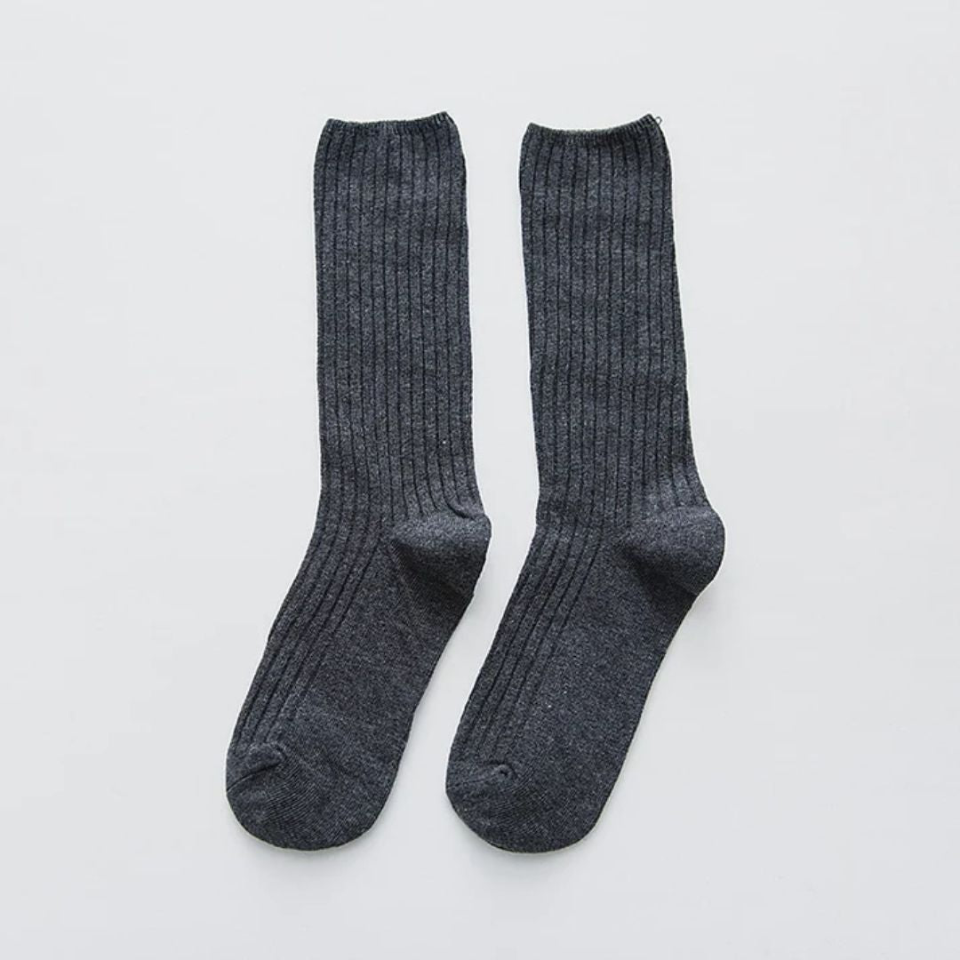 Dunkelgraue, gerippte Wollsocken für Herren, warm und bequem, ideal für den Winter.