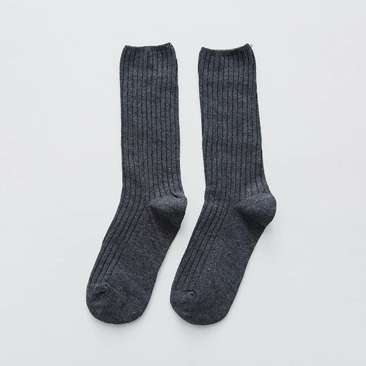 Dunkelgraue, gerippte Wollsocken für Herren, warm und bequem, ideal für den Winter.