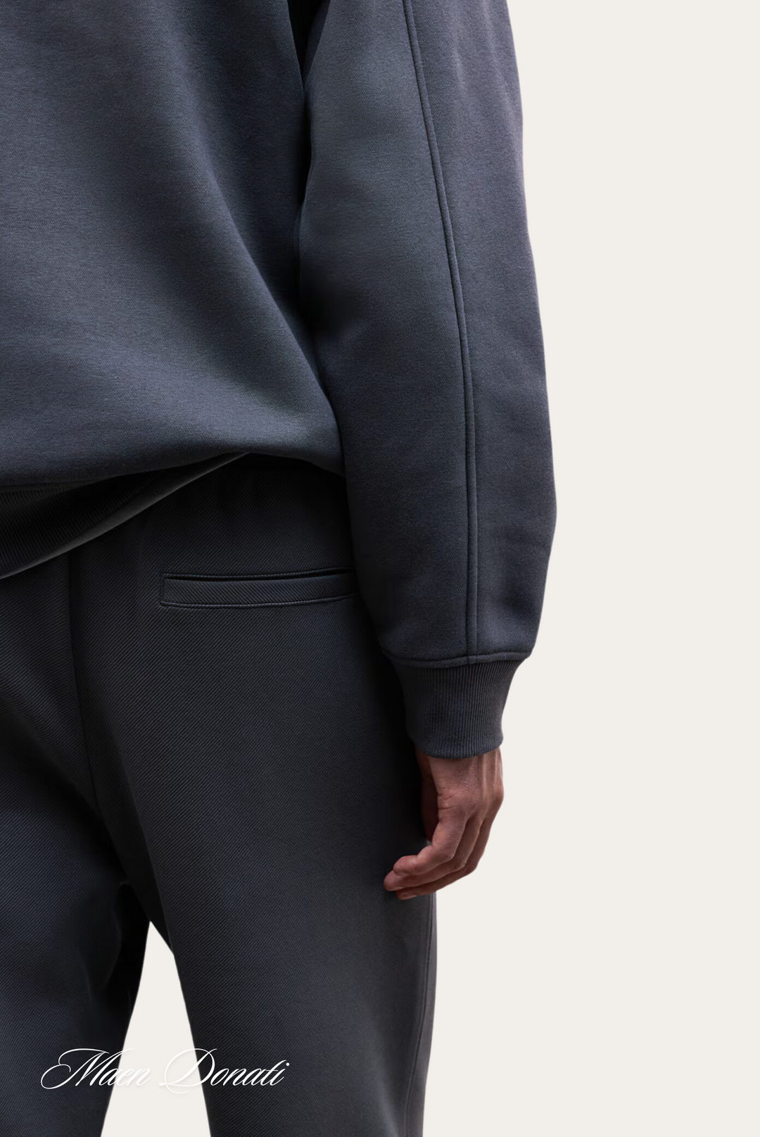 Dunkelgrauer Herren-Sweatshirt und Jogginghose aus Baumwolle, lässige Mode.