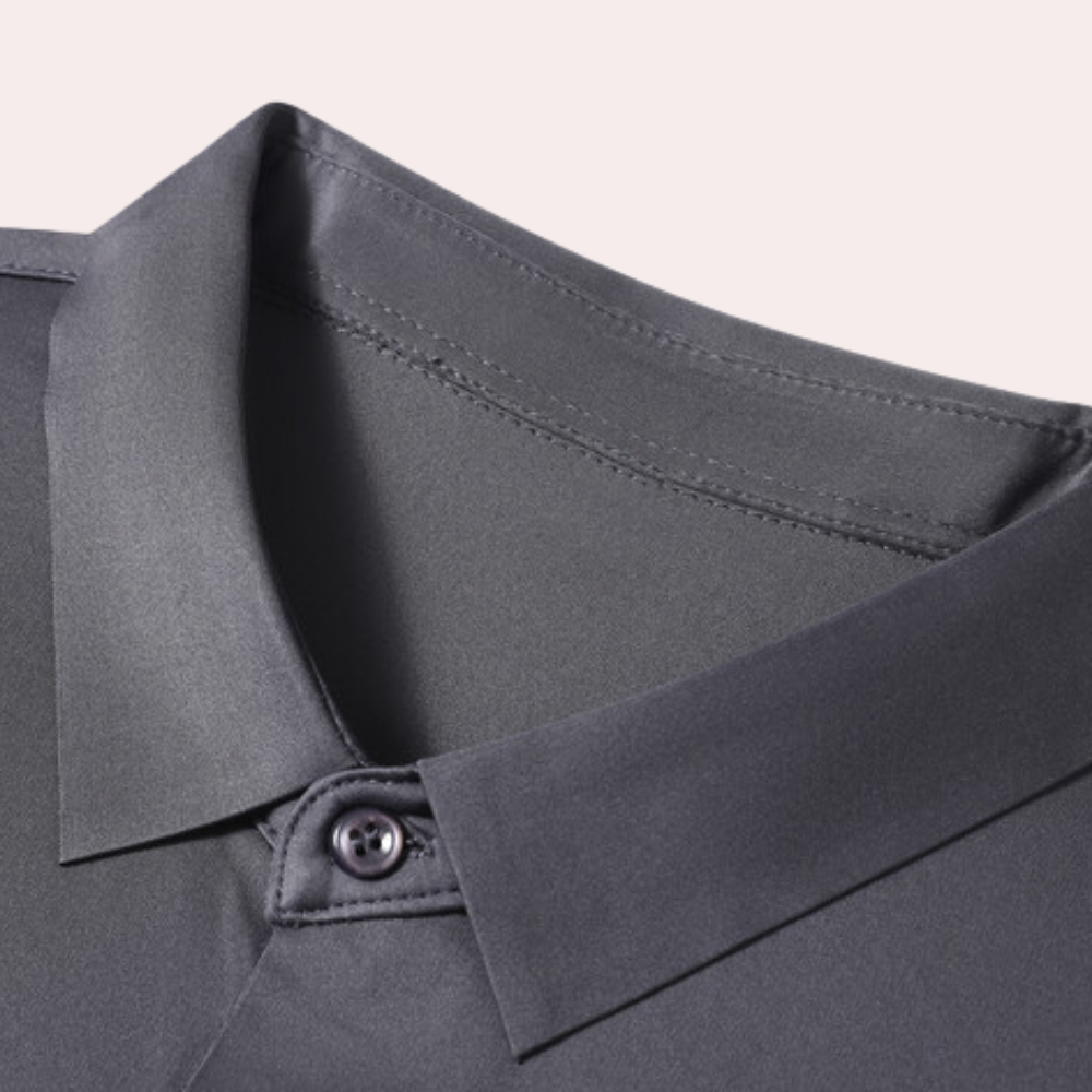 Graues Herrenhemd aus Baumwolle, Nahaufnahme Kragen und Knöpfe, elegante Herrenmode.