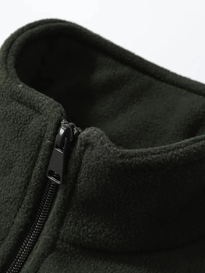 Dunkelgrüner Fleece-Pullover mit Reißverschluss, weiches Material, Outdoor-Bekleidung.