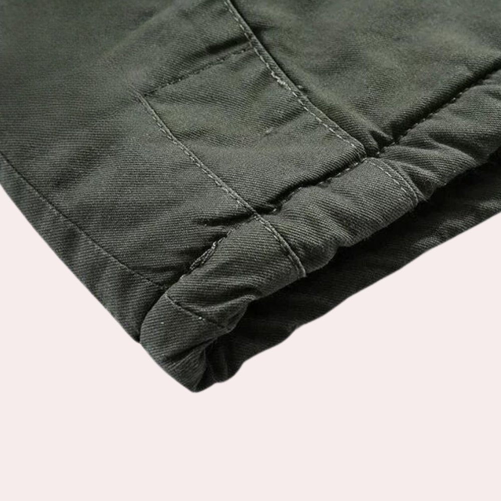 Dunkelgrüne Baumwollhose, Nahaufnahme, strapazierfähiger Stoff, modische Herrenbekleidung.