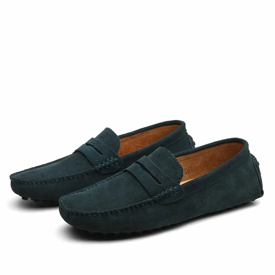 Dunkelgrüne Wildleder-Mokassins für Herren, rutschfeste Sohle, elegantes Design.