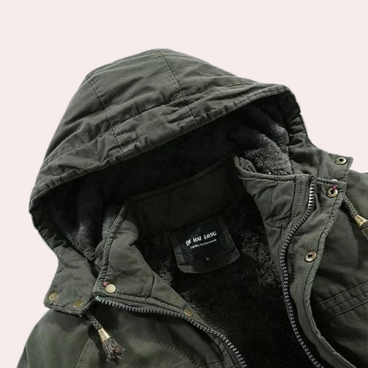 Grüne Winterjacke mit Kapuze, warmes Futter, Reißverschluss, Herrenmode, Outdoor-Bekleidung.