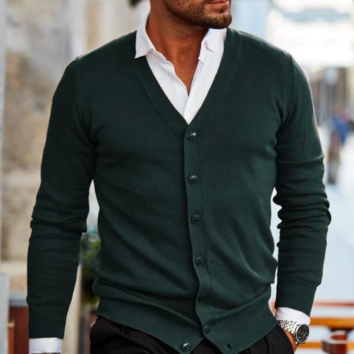Mann in dunkelgrünem Strick-Cardigan, weißem Hemd, eleganter Freizeitlook, Herrenmode.