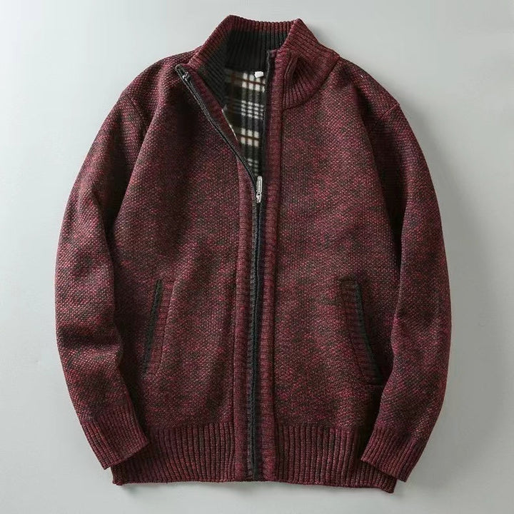 Dunkelroter Herrenstrickjacke mit Reißverschluss, kariertes Innenfutter, warme Wintermode.