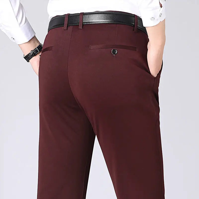 Herren Chinohose, weinrot, elegant, Baumwolle, Business-Look, mit schwarzem Ledergürtel.