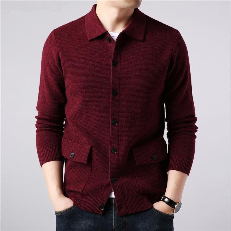 Roter Herren-Cardigan aus Wolle, Knopfleiste, Taschen, eleganter Freizeitlook.