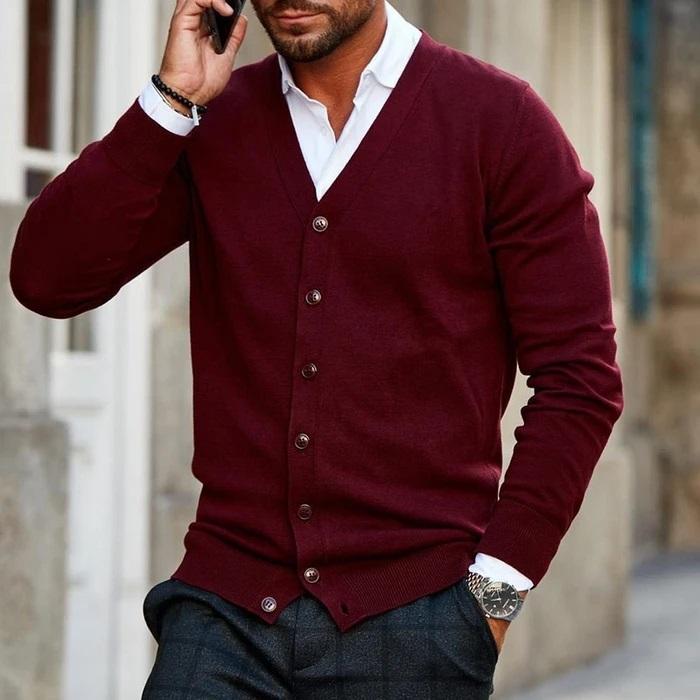 Mann in bordeauxroter Strickjacke, telefonierend, modisch, Herbstmode, Herrenbekleidung.