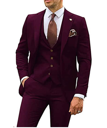 Mann im eleganten, dunkelroten Anzug mit Krawatte und Einstecktuch, Businessmode Herren.