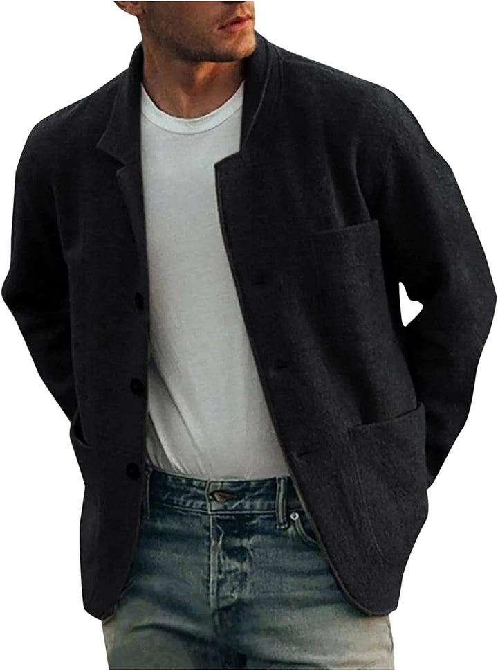 Dunkle Herrenjacke aus Wolle, lässig, mit Knöpfen, große Taschen, modisch, bequem.
