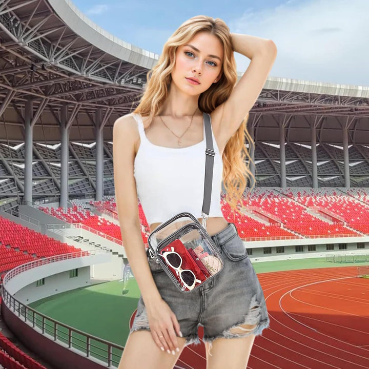 Frau mit transparentem Umhängetasche im Stadion, modisch, praktisch, ideal für Events.