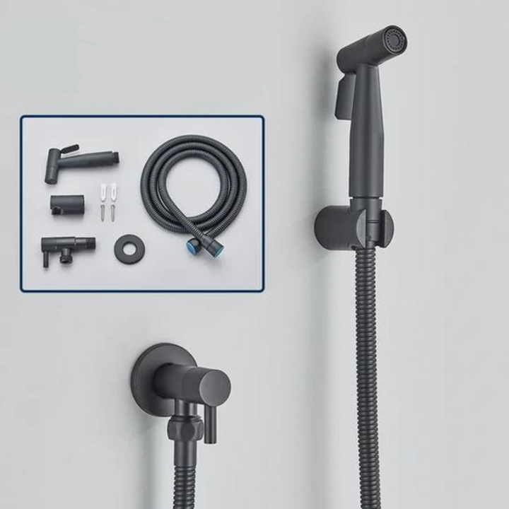 Schwarze Bidet-Handbrause aus Edelstahl mit Zubehör, Wandmontage, modernes Badezimmerdesign.