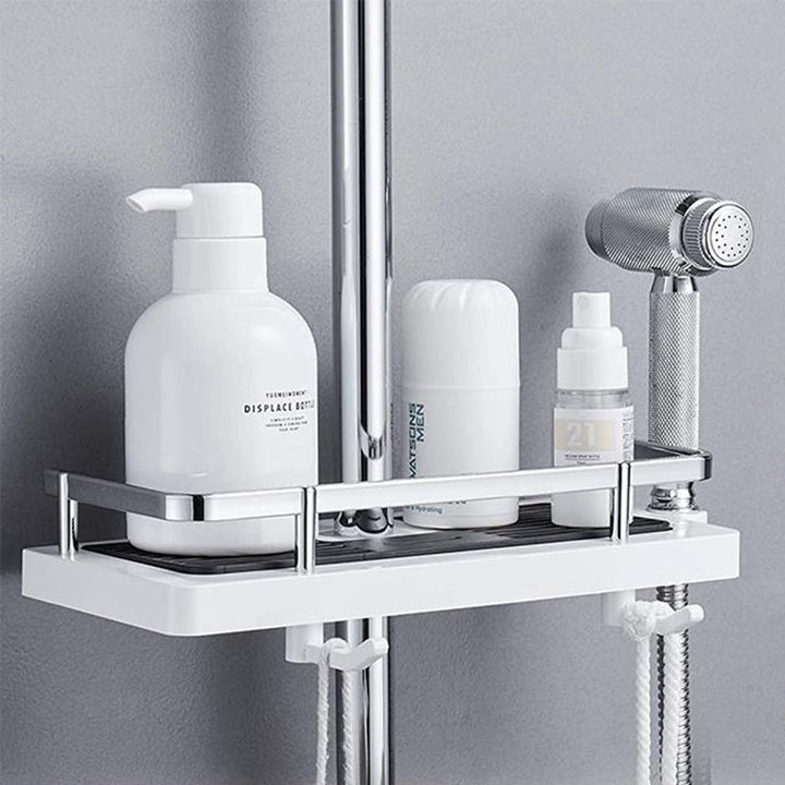 Duschregal mit Shampoo, Seifenspender und Rasierer, weißes Kunststoff, modernes Badezimmerzubehör.