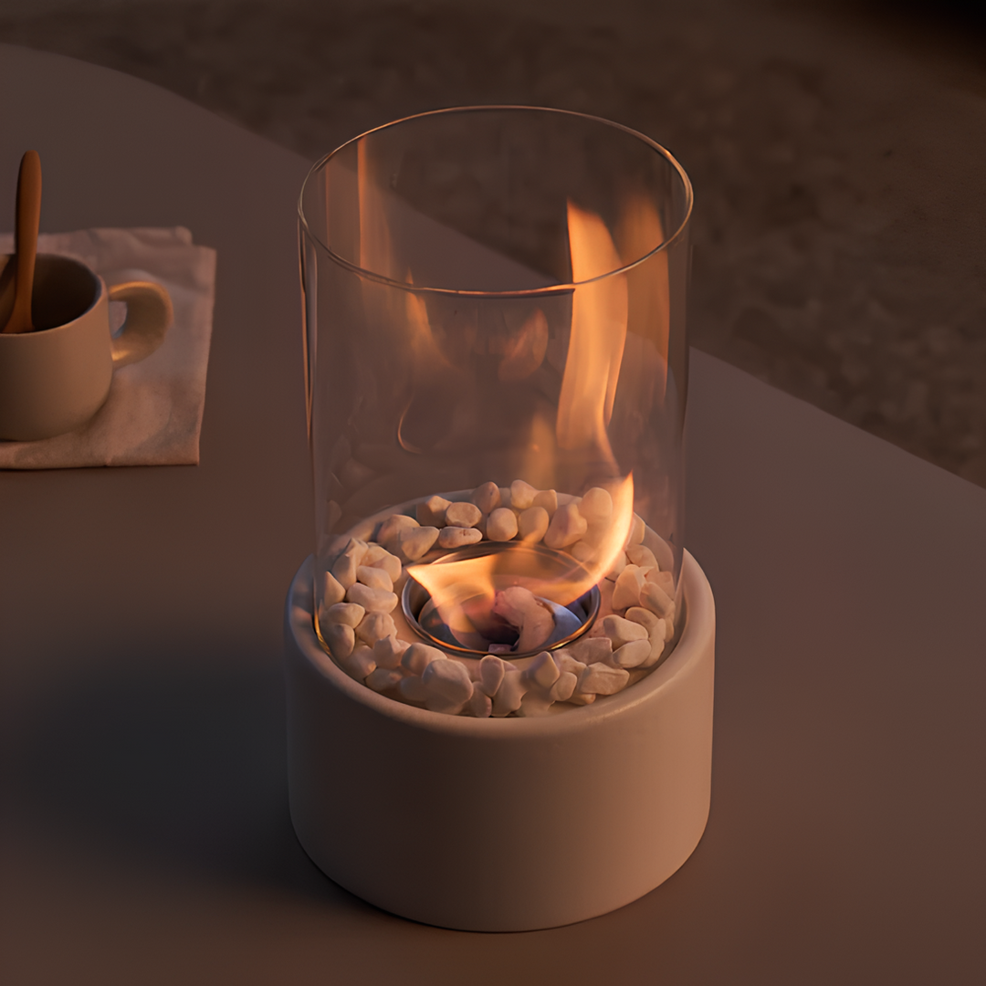 Glas-Feuerstelle mit weißen Steinen, Tischdekoration, modernes Design, gemütliche Atmosphäre.