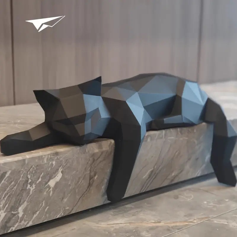 Schwarze geometrische Katzenfigur aus Harz, modern, dekorativ, auf Marmorsockel liegend.