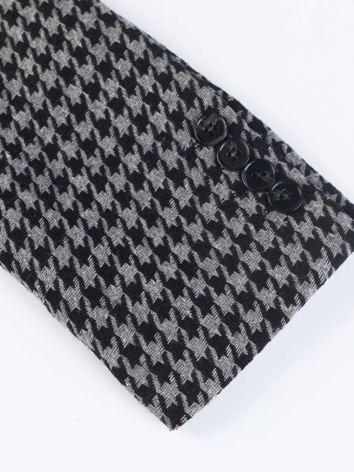 Schwarz-weißes Hahnentritt-Muster Sakkoärmel mit Knöpfen, elegantes Herrenmode-Design.