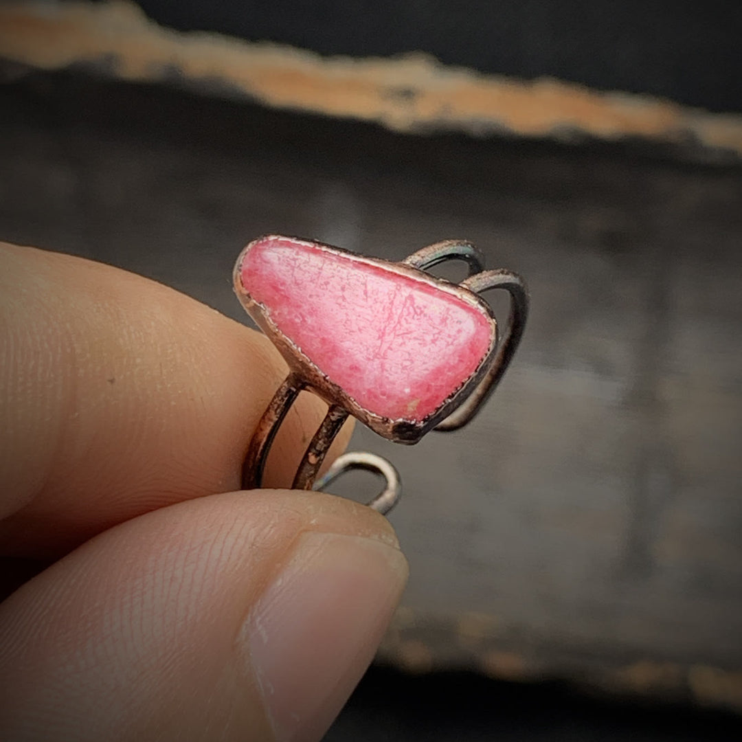 Handgefertigter Ring mit rosa Stein, Vintage-Design, verstellbar, Modeschmuck, Unikat.