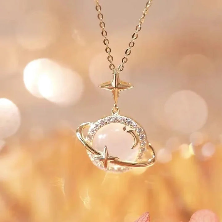 Goldene Halskette mit planetenförmigem Anhänger, Zirkonia-Steinen, elegantes Schmuckdesign.