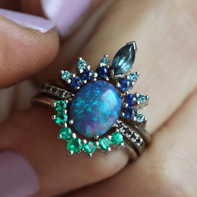 Opalring mit blauen und grünen Edelsteinen, Silberfassung, eleganter Schmuck, Nahaufnahme.