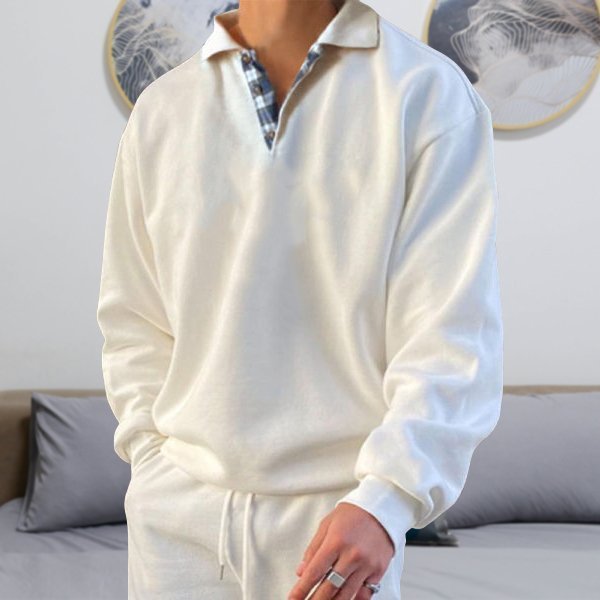 Weißer Herrenpullover mit Kragen, Langarm, Baumwolle, Freizeitmode, Wohnzimmer-Hintergrund.