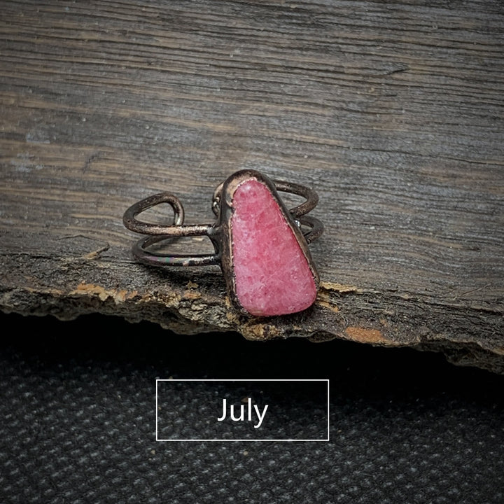 Silberring mit rosa Stein, handgefertigt, rustikales Design, Schmuck für Juli-Geburtstag.