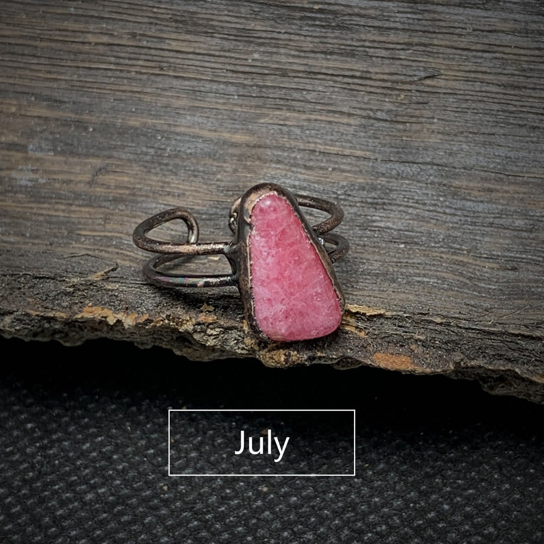 Rosa Edelstein-Ring auf Holz, handgefertigt, verstellbar, Schmuck für Juli-Geburtstag.