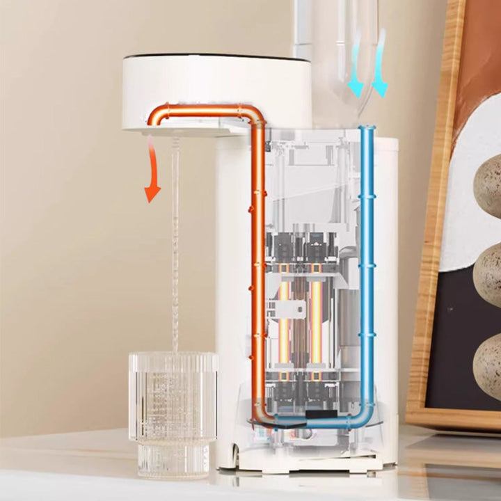 Transparenter Wasserfilter mit Glas, moderne Küchentechnik, weiß, blau-orange Rohre.