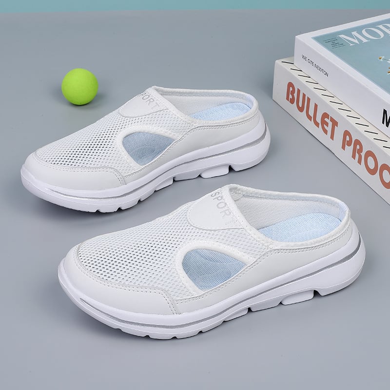 Weiße Sportschuhe aus Mesh, rutschfest, atmungsaktiv, für Damen, auf grauem Hintergrund.
