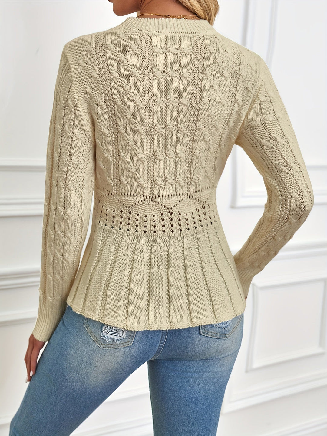 Beige Strickjacke Damen, Zopfmuster, langärmelig, elegant, modisch, Herbstmode, Rückansicht