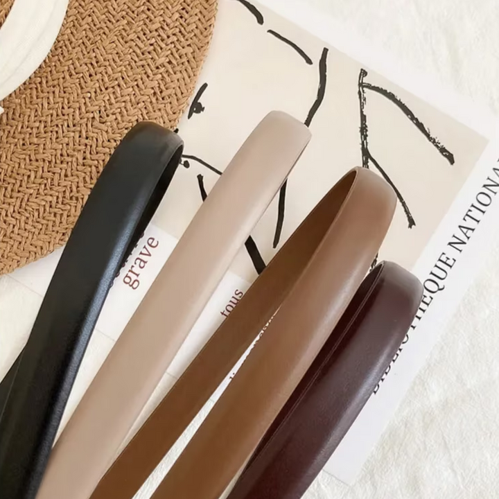Luxus Ledergürtel in Schwarz, Beige, Braun auf Zeitschrift, stilvolles Accessoire.
