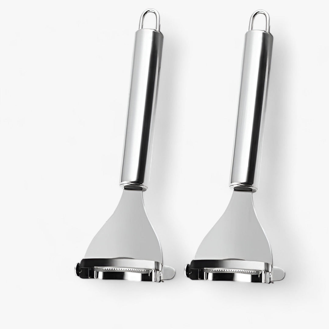 Zwei Edelstahl-Gemüseschäler mit ergonomischem Griff, ideal für Küche und Haushalt.