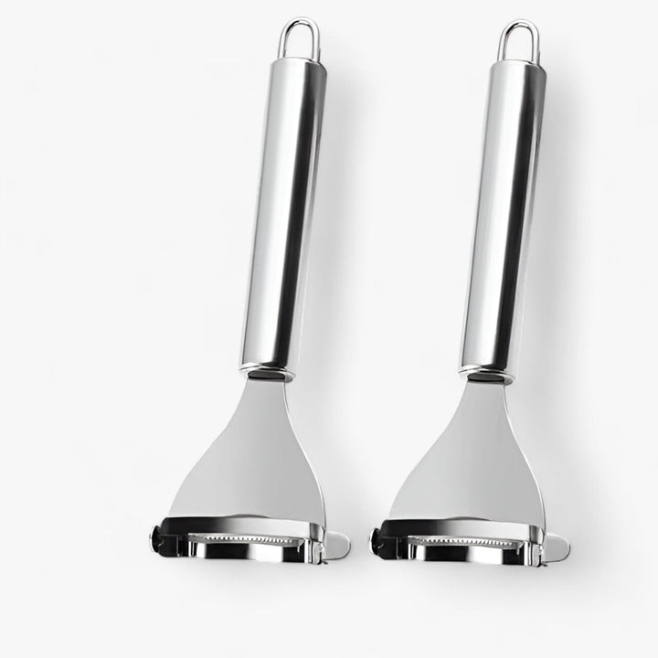 Zwei Edelstahl-Gemüseschäler mit ergonomischem Griff, ideal für Küche und Haushalt.