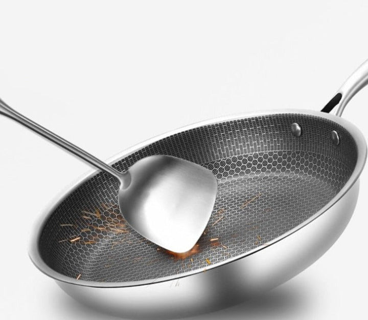 Edelstahlpfanne mit Wabendesign, kratzfest, silber, mit Edelstahlwender, langlebig, modern.