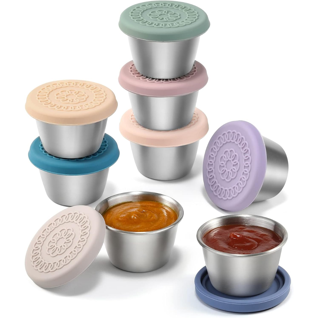 Edelstahl-Dipschalen mit bunten Silikondeckeln, stapelbar, ideal für Saucen und Snacks.